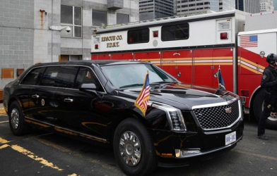 Siêu xe limousine của Tổng thống Mỹ Donald Trump lần đầu lăn bánh