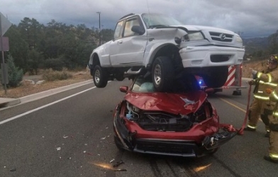 Tai nạn hi hữu: Xe bán tải nằm gọn ngay trên nóc xe con