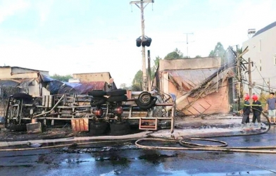 Lật xe bồn chở xăng, hàng loạt nhà dân bốc cháy dữ dội, 6 người tử vong