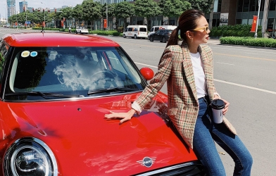Siêu mẫu Thanh Hằng đi chơi Tết cùng xế sang MINI One biển số đẹp