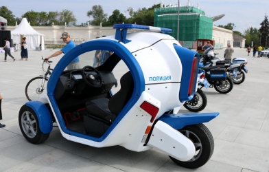 Thú vị chiếc xe hình quả trứng của cảnh sát Nga