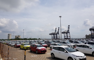 Đại lý xả hàng tồn, nhiều xe ô tô giảm giá cực sốc