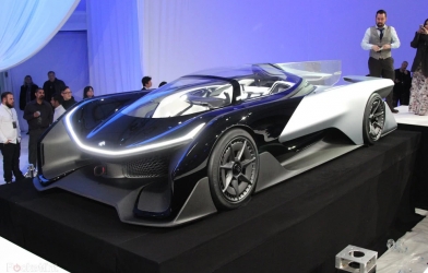 Siêu xe ô tô điện bắt buộc phải đội mũ bảo hiểm khi lái