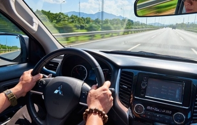 Tư thế cầm vô lăng đúng chuẩn tài xế nào cũng nên biết