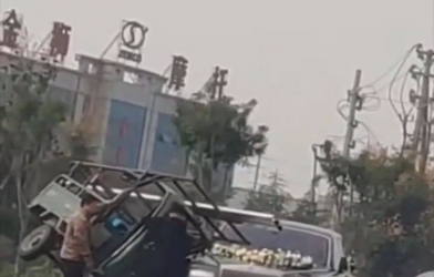 Đâm vào Roll-Royce, tài xế xe ba gác 'khóc ngất' vì số tiền phải đền