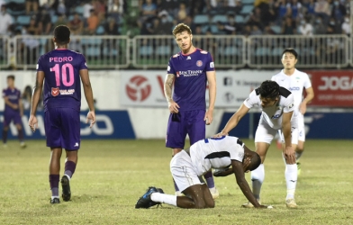 VIDEO: Thủ môn HAGL gắt trọng tài, Thanh Thụ ném bóng vào Hồng Duy