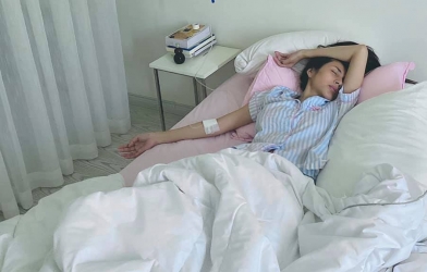 Công Vinh xót xa đăng ảnh Thủy Tiên bệnh, phải truyền nước