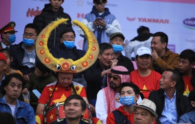 Khán giả kéo nhau đi xem bóng đá, khán đài không còn chỗ trống