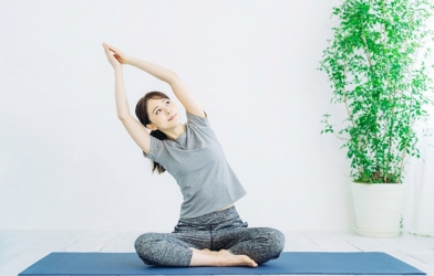 5 động tác yoga đơn giản tại nhà giúp cải thiện vóc dáng và trị mụn