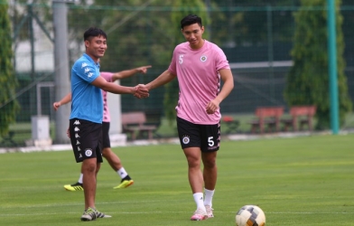 Văn Hậu 'dửng dưng' trước tin đồn sang Hàn Quốc