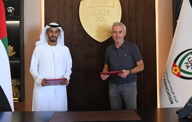 HLV Bert van Marwijk 'vào việc' ngay sau khi ra mắt ĐT UAE