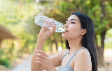 Mùa hè bạn nên uống bao nhiêu nước mỗi ngày?