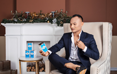 Hoàng “bò” mặc vest điển trai như nam thần, khoe vai trò mới