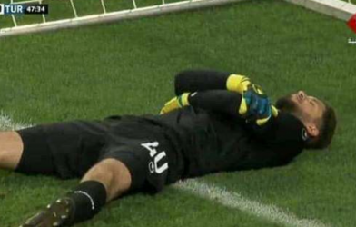 Hài hước thủ môn giả vờ đau để giúp đồng đội tháng Ramadan