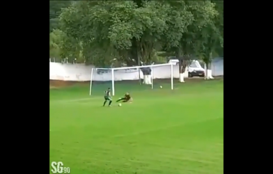 VIDEO: Thủ môn phản lưới 'xuất thần' sau pha cứu thua xuất sắc