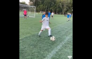 VIDEO: Cầu thủ nhí tái hiện siêu kỹ thuật của Cristiano Ronaldo