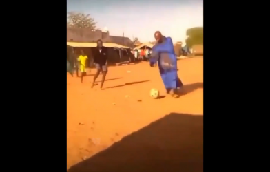 VIDEO: Cười vỡ bụng với 'dân chơi' mặc váy đá bóng