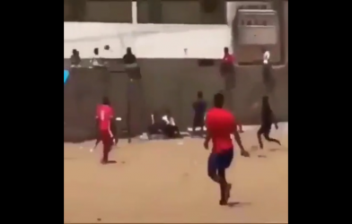 VIDEO: Pha dứt điểm 'bắn rụng' CĐV trong một nốt nhạc