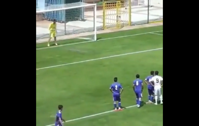 VIDEO: Thủ môn từ người hùng hóa 'chú hề' trong tích tắc