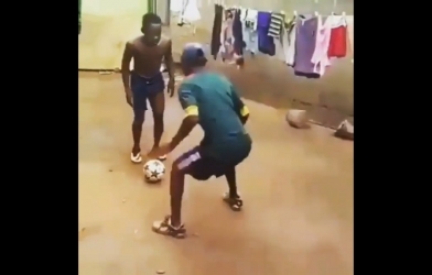 VIDEO: Chết cười với kỹ thuật 'dị' khiến đối phương 'vồ ếch'