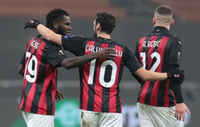 AC Milan giành 3 điểm trong cơn mưa bàn thắng
