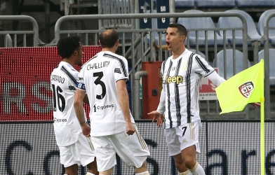 Ronaldo tỏa sáng với cú hattrick, Juventus đè bẹp đội chủ nhà