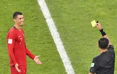 Ronaldo may mắn thoát thẻ đỏ sau tình huống chơi xấu