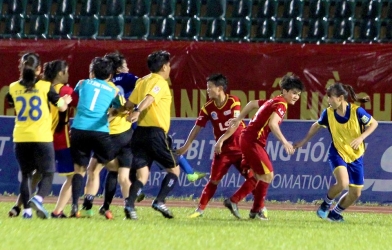 Vụ nữ cầu thủ đánh nhau: 'CĐV nam cầm bảng phang vào đầu em'