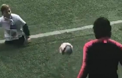 VIDEO: Xúc động hình ảnh Cavani chơi bóng với cậu bé khuyết tật