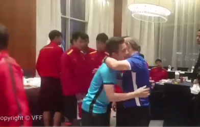 VIDEO: Thầy Park xúc động ôm chặt từng cầu thủ trước ngày về nước