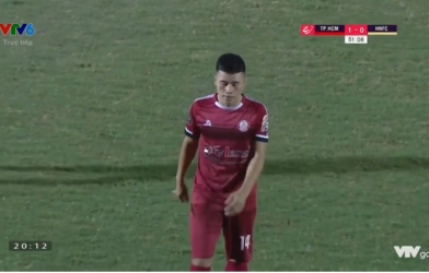 VIDEO: Thẻ đỏ của Văn Thuận vì đạp chân Văn Quyết