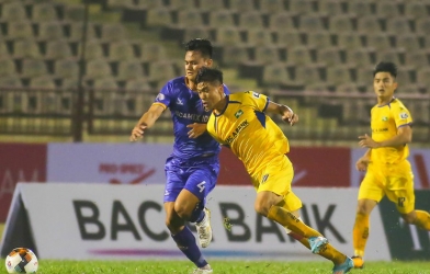 'Mặt cỏ sân Vinh có thể khiến Văn Đức tái phát chấn thương'