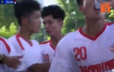 VIDEO: Em họ Công Phượng chọn vị trí thông minh ghi bàn cho U19 HAGL