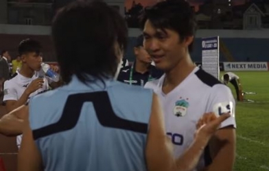 VIDEO: Bác sĩ Choi tận tình xuống sân hỏi thăm sức khỏe Tuấn Anh