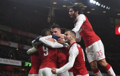 VIDEO: Cầu thủ Arsenal tung đòn đẹp mắt hạ gục đồng nghiệp