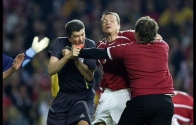 VIDEO: Trọng tài và cầu thủ lao vào đánh nhau sau chiếc thẻ đỏ