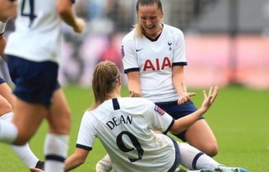 VIDEO: Pha 'xếp ghế' đá phạt góc thất bại của Tottenham nữ