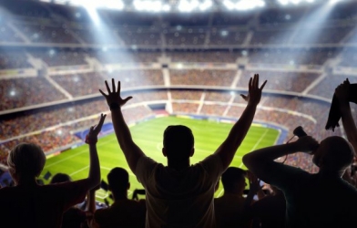 VIDEO: CĐV ăn mừng bất chấp làm đau vết thương