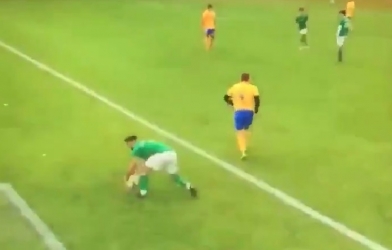 VIDEO: Pha ném biên láu cá khiến đối thủ không đỡ nổi