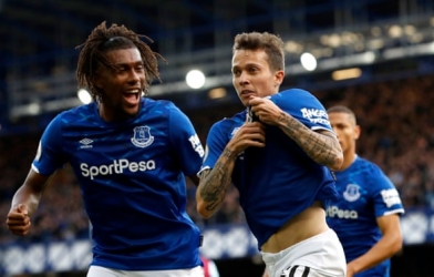 'Chấp' cả trọng tài, Everton thoát nhóm xuống hạng