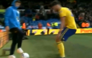 VIDEO: Cậu bé nhặt bóng xỏ háng cầu thủ