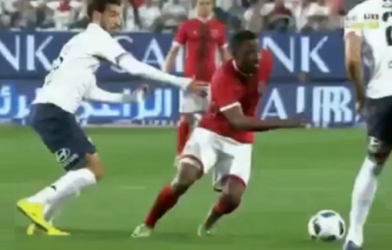 VIDEO: Cầu thủ 'tàng hình' rồi cướp bóng cực ảo diệu