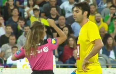 VIDEO: Nữ trọng phạt thẻ vô lý rồi 'gạ' Kaka 'tự sướng'