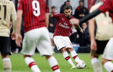 Thắng nhọc đội tỉnh lẻ, Milan lên giữa BXH Serie A