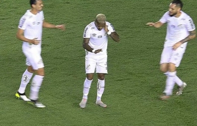 VIDEO: Cầu thủ 'check VAR' để ăn mừng bàn thắng