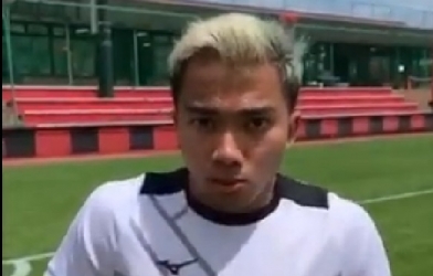 VIDEO: Phì cười khi 'Messi Thái' gồng hết cỡ để quảng cáo