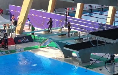 VIDEO: VĐV chủ nhà Philippines đập đầu vào ván nhảy cầu