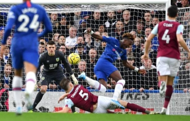 Tấn công máu lửa, Chelsea thắng đậm trên sân nhà