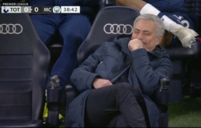 Biểu cảm thú vị của Mourinho khi Tottenham chịu phạt đền