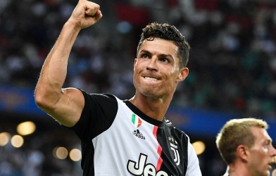 Ronaldo san bằng kỷ lục của huyền thoại Serie A